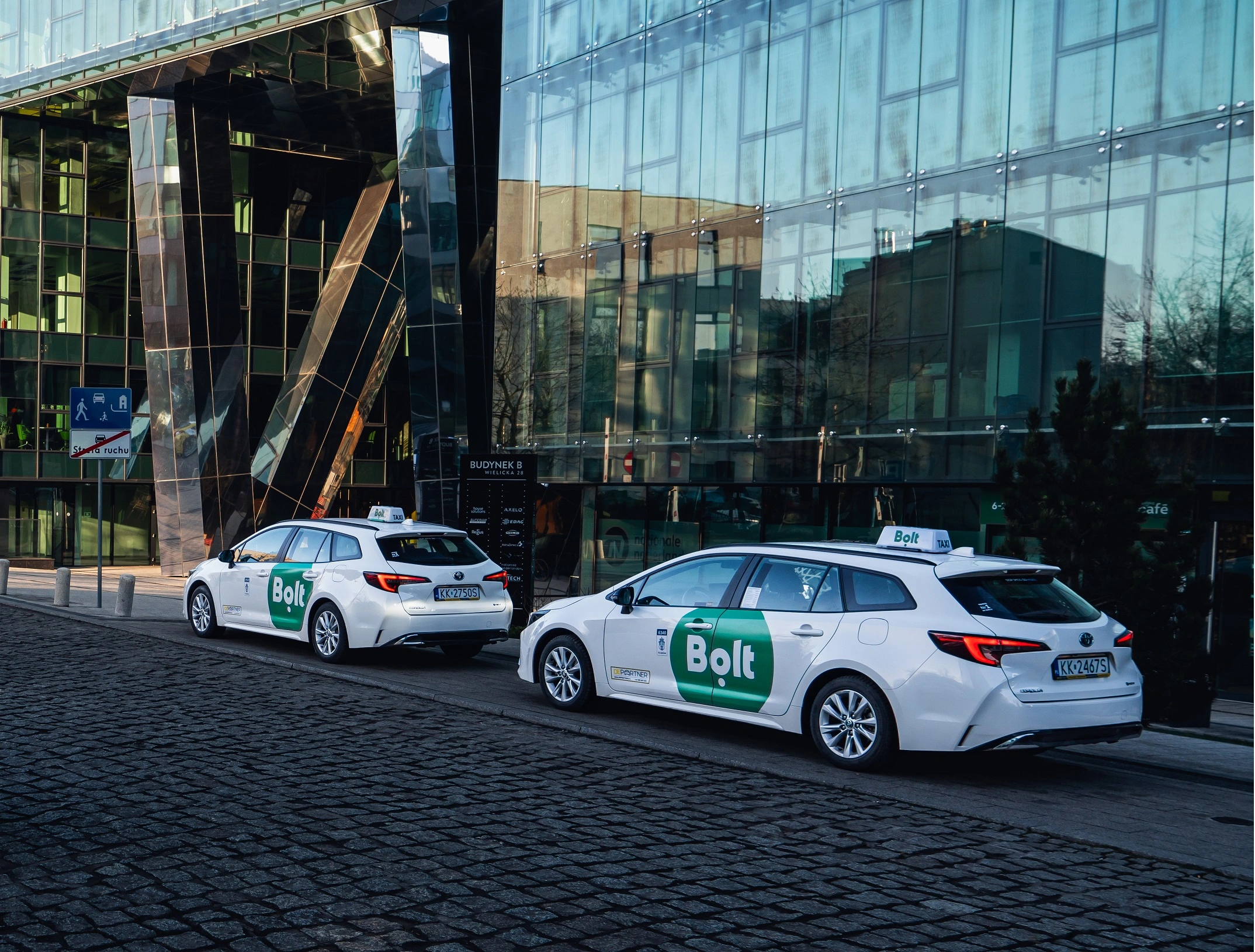 Auta Bolt przy biurowcu